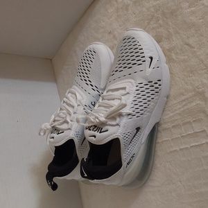 Nike Women's Air max 270 black/White size 8